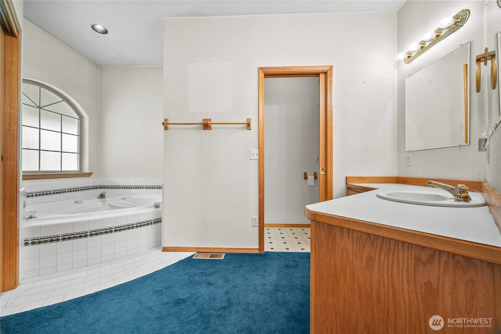 122 Ridge View Drive Randle, WA 98377 - Photo 21 of 40 a bathroom with a tub sink and mirror