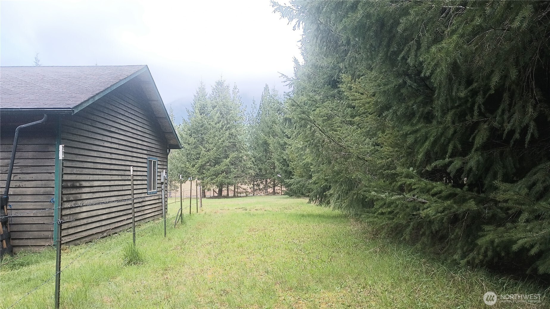 122 Ridge View Drive Randle, WA 98377 - Photo 34 of 40 a backyard of a house with yard and staircase