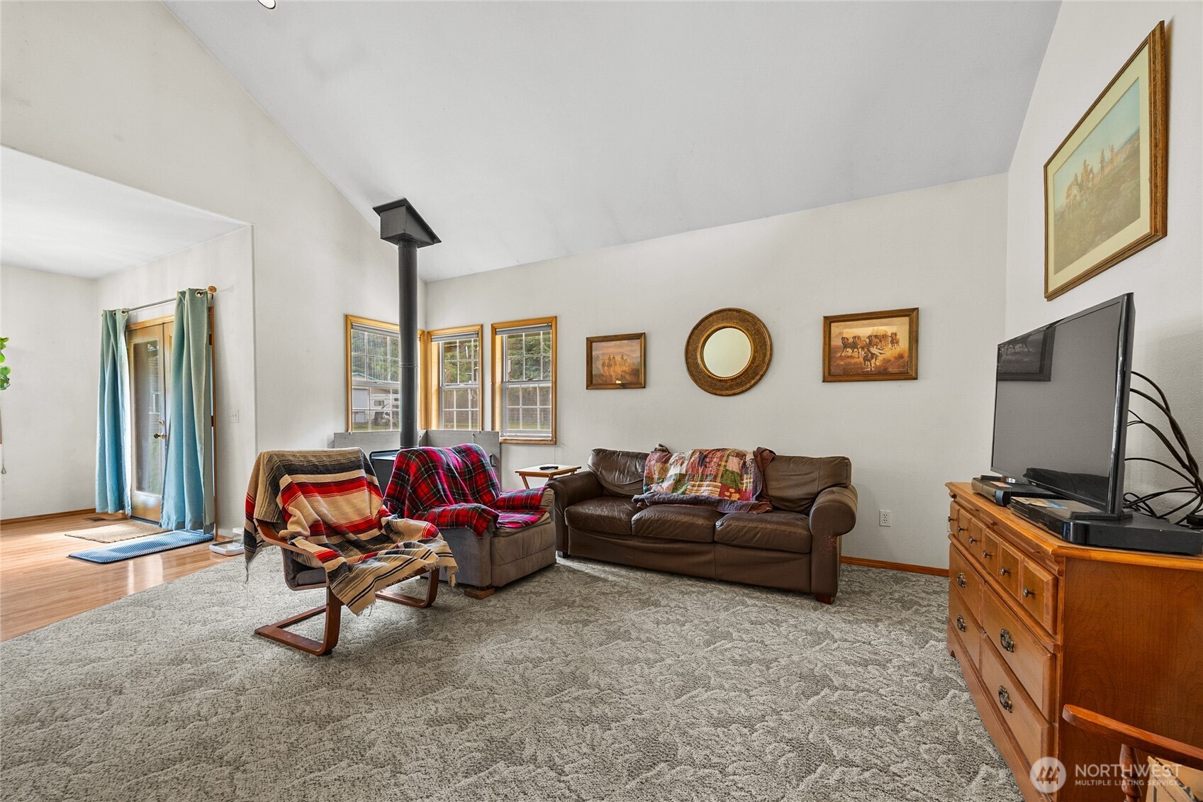 122 Ridge View Drive Randle, WA 98377 - Photo 6 of 40 a living room with furniture