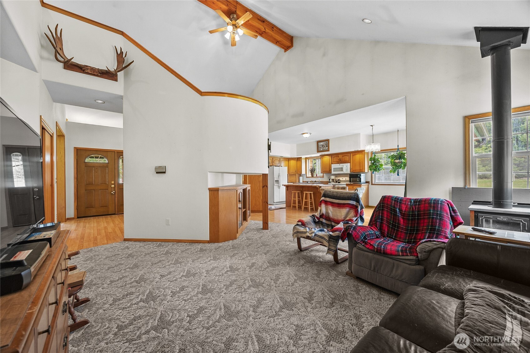 122 Ridge View Drive Randle, WA 98377 - Photo 7 of 40 a living room with furniture gym equipment and a window