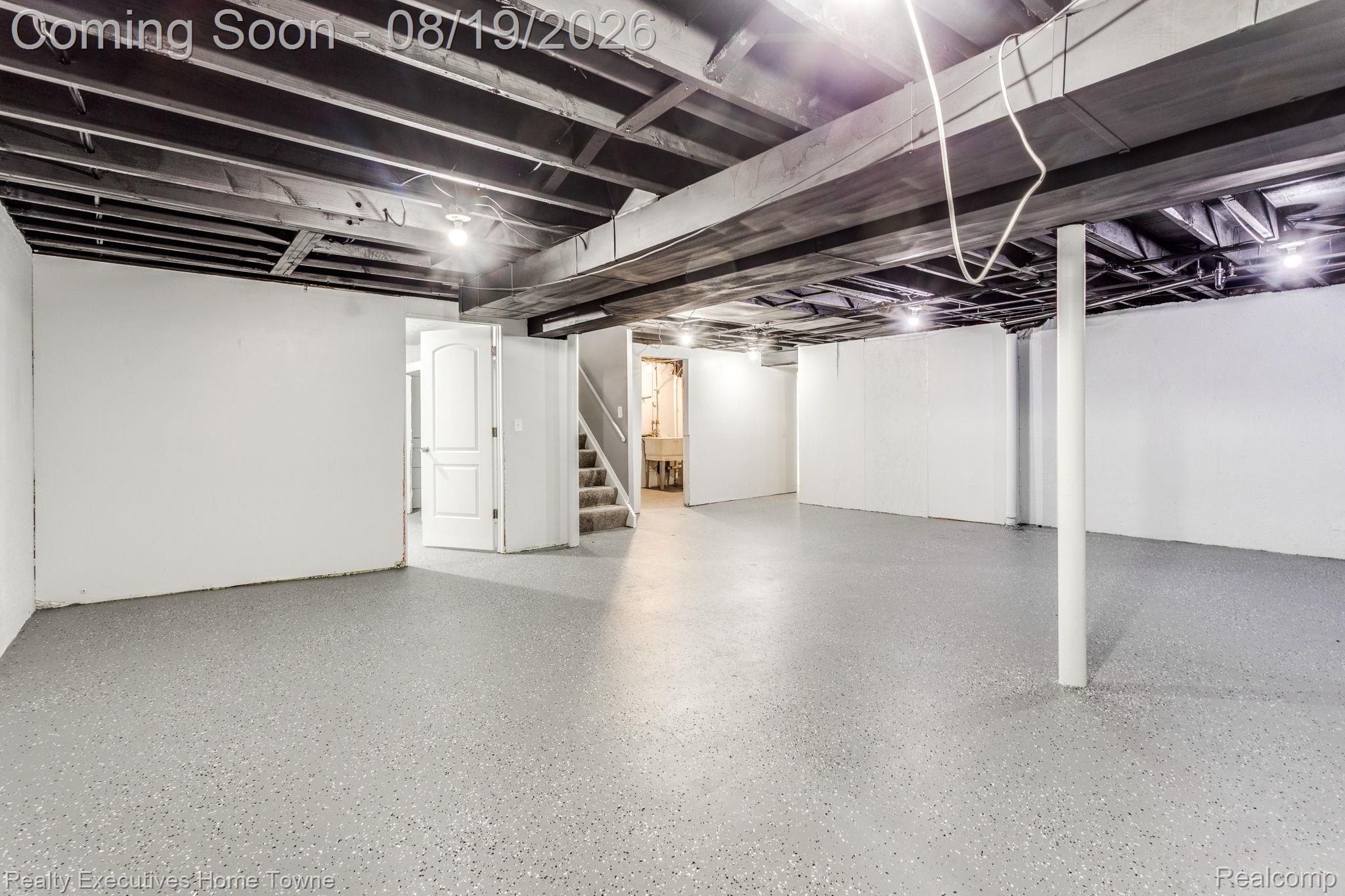 2448 Oakcrest Road Sterling Heights, MI 48310 - Photo 20 of 31 Expansive open space with a neutral-toned epoxy floor