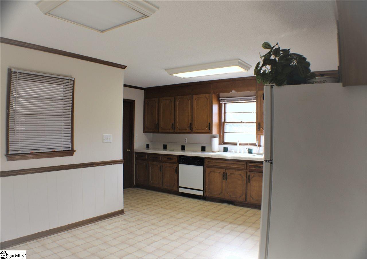 550 Jordan Road Lyman, SC 29365 - Photo 6 of 22 Kitchen with dinette space