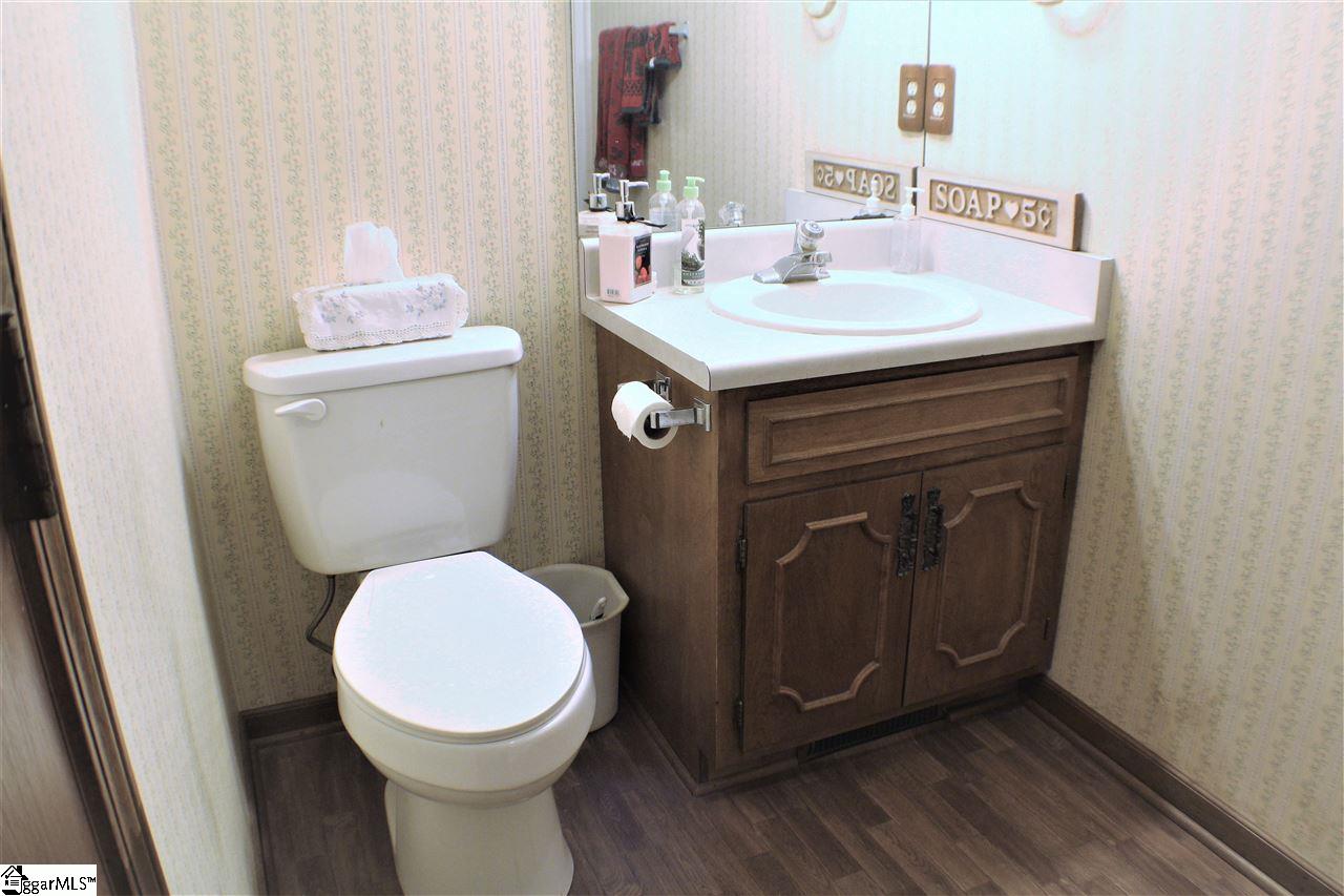 550 Jordan Road Lyman, SC 29365 - Photo 10 of 22 Full Hall bath