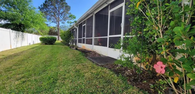 a view of a backyard