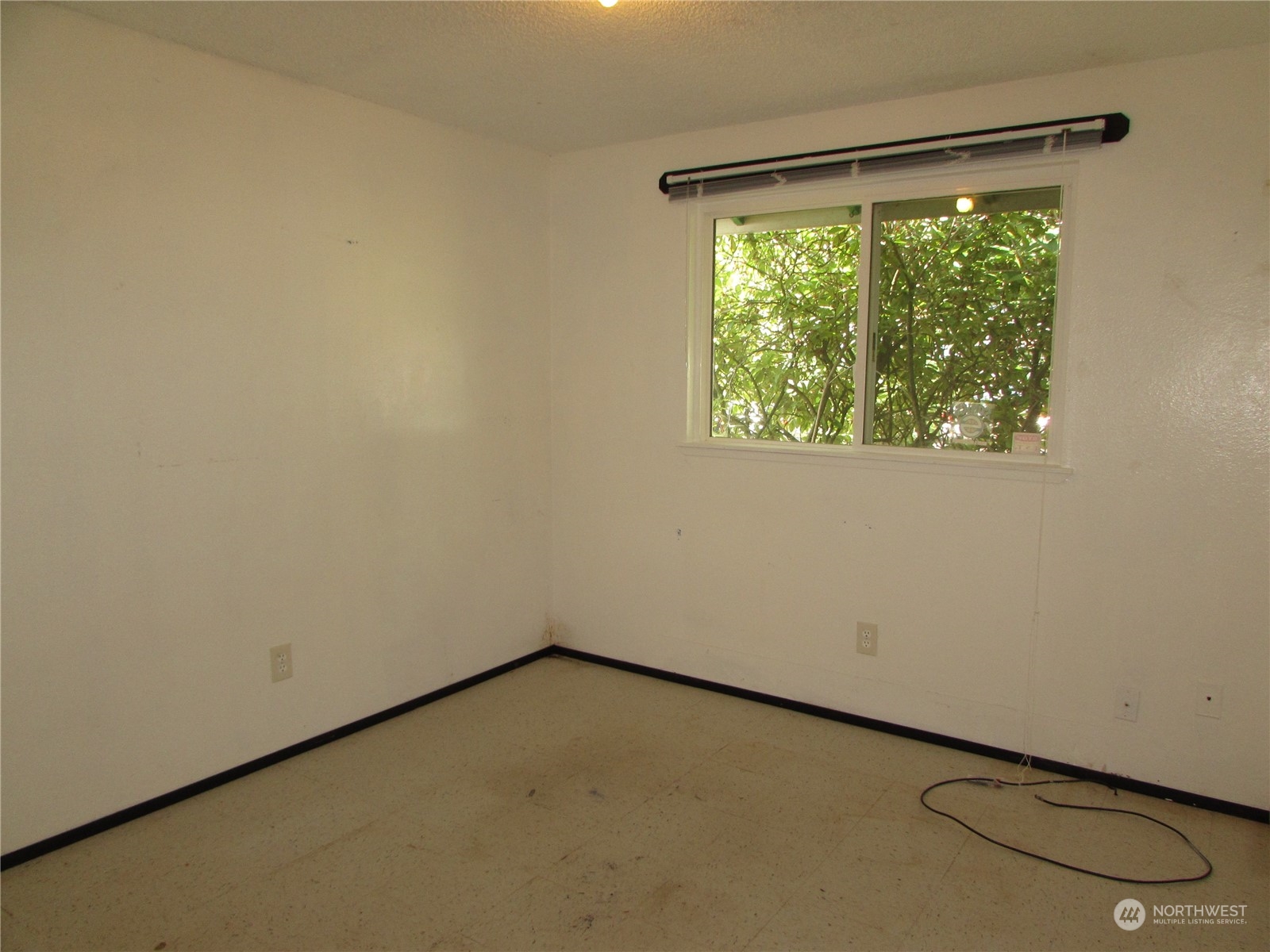 616 212th Street Southwest Bothell, WA 98021 - Photo 12 of 20 an empty room with a window