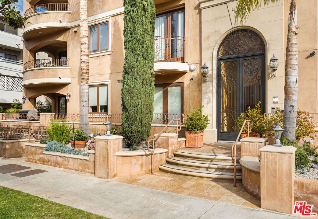 420 South Hamel Road, Unit PH1 Los Angeles, CA 90048 - Photo 1 of 30