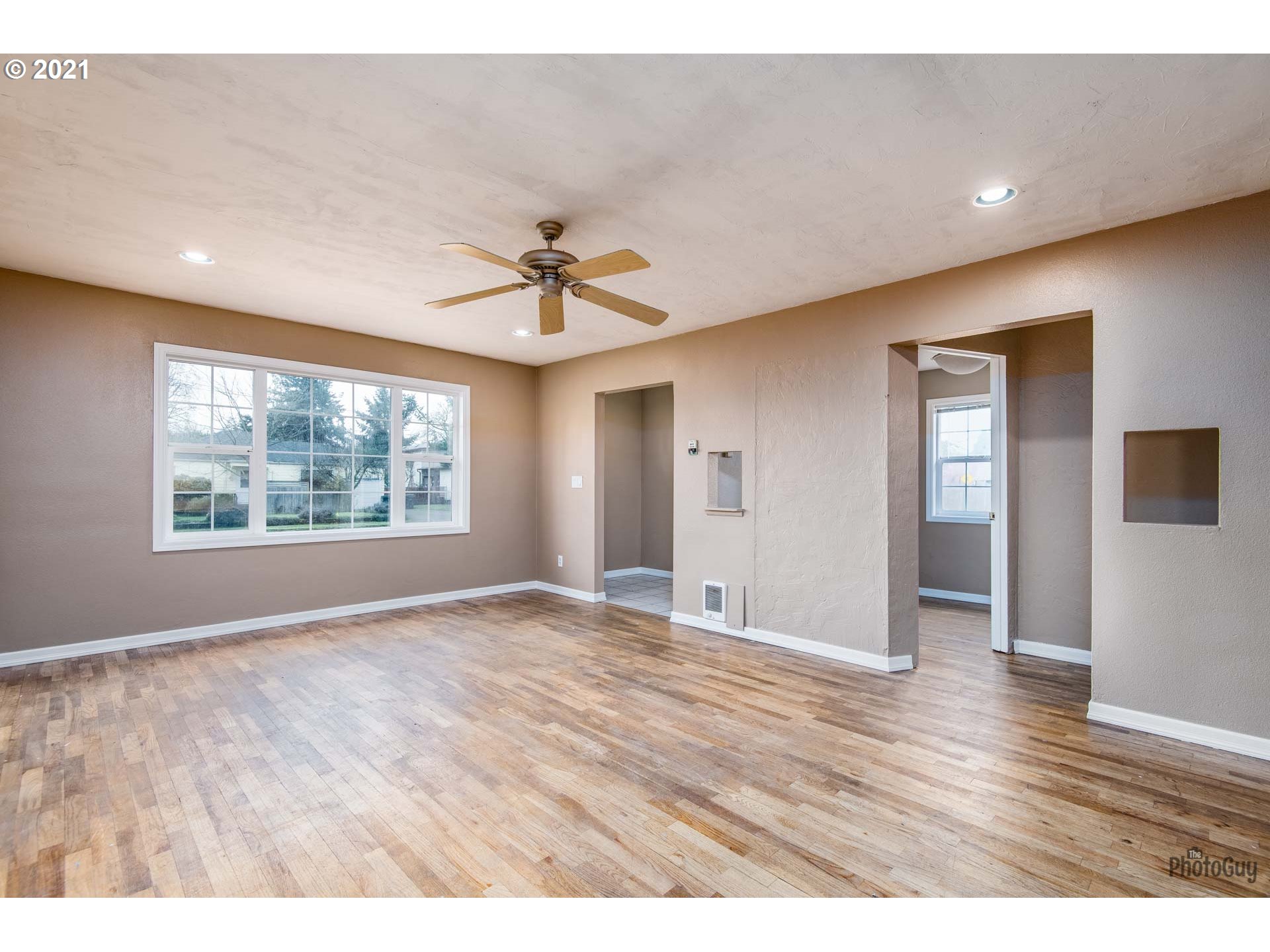 724 Centennial Boulevard Springfield, OR 97477 - Photo 4 of 26