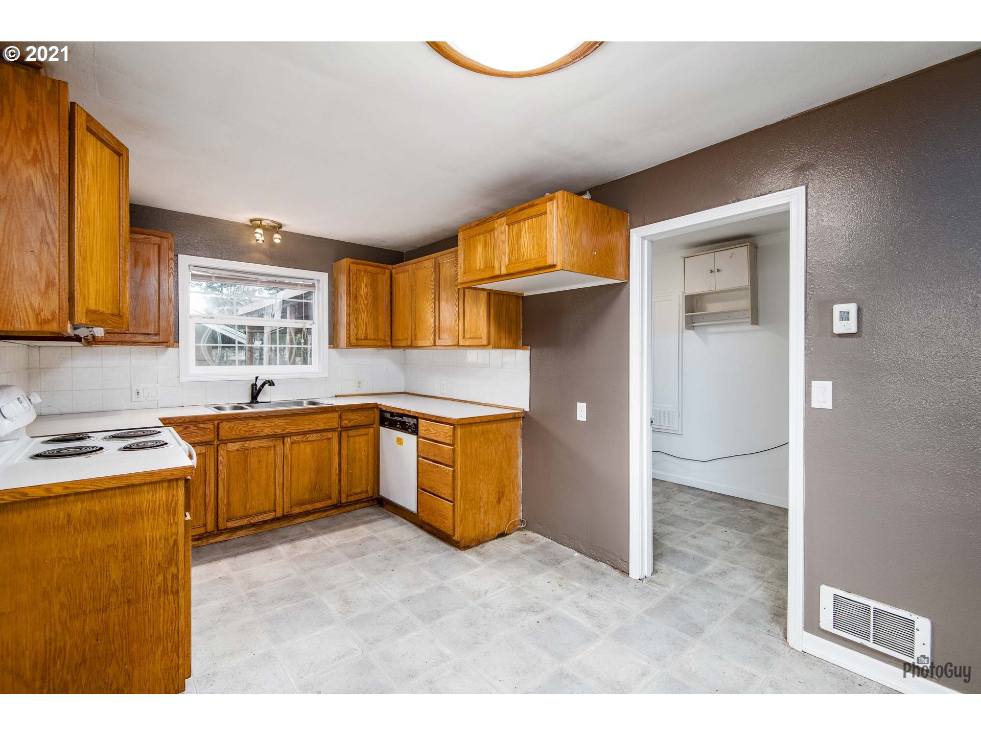 724 Centennial Boulevard Springfield, OR 97477 - Photo 8 of 26