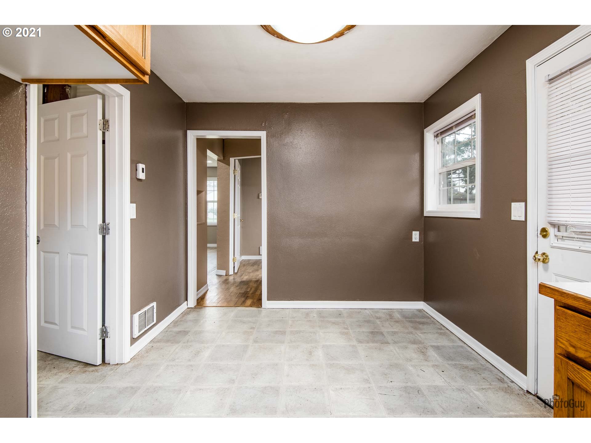 724 Centennial Boulevard Springfield, OR 97477 - Photo 9 of 26