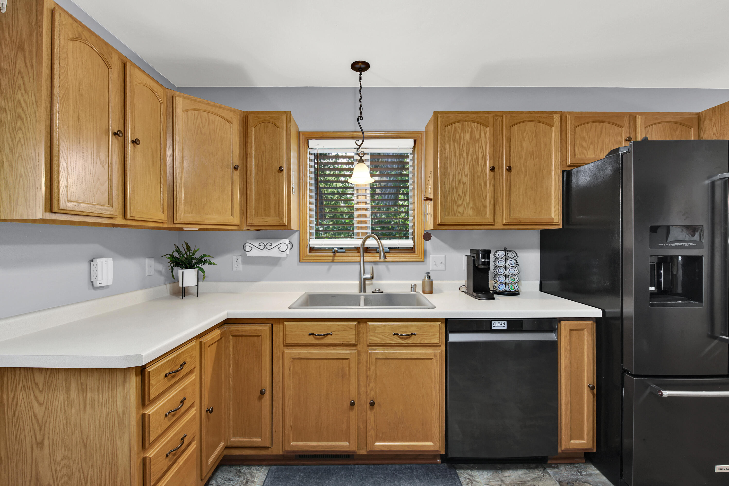 720 Timber Line Trail Hartford, WI 53027 - Photo 6 of 27 Kitchen
