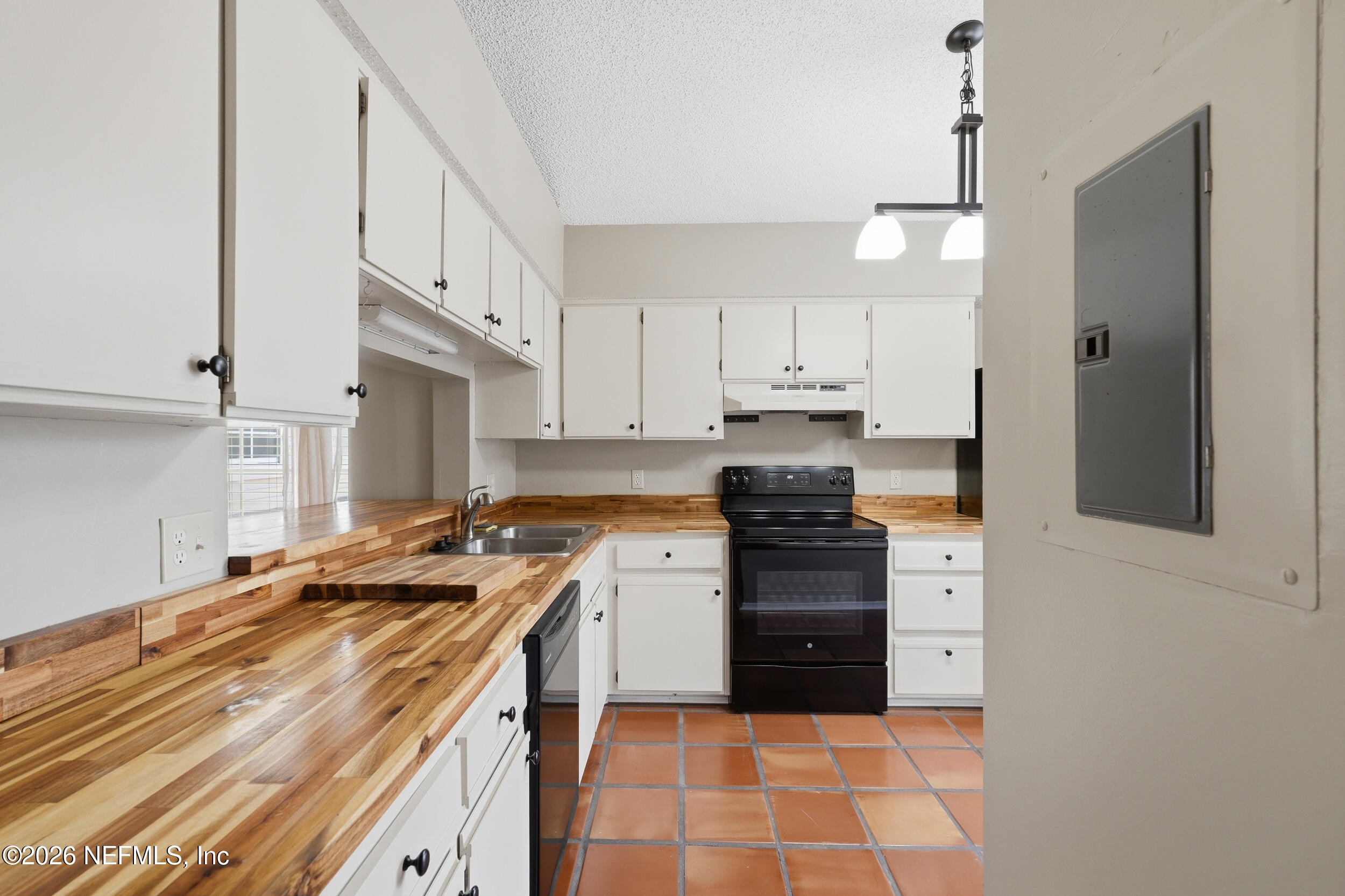 504 Tournament Road Ponte Vedra Beach, FL 32082 - Photo 6 of 52 Sealed Butcher Block counter tops