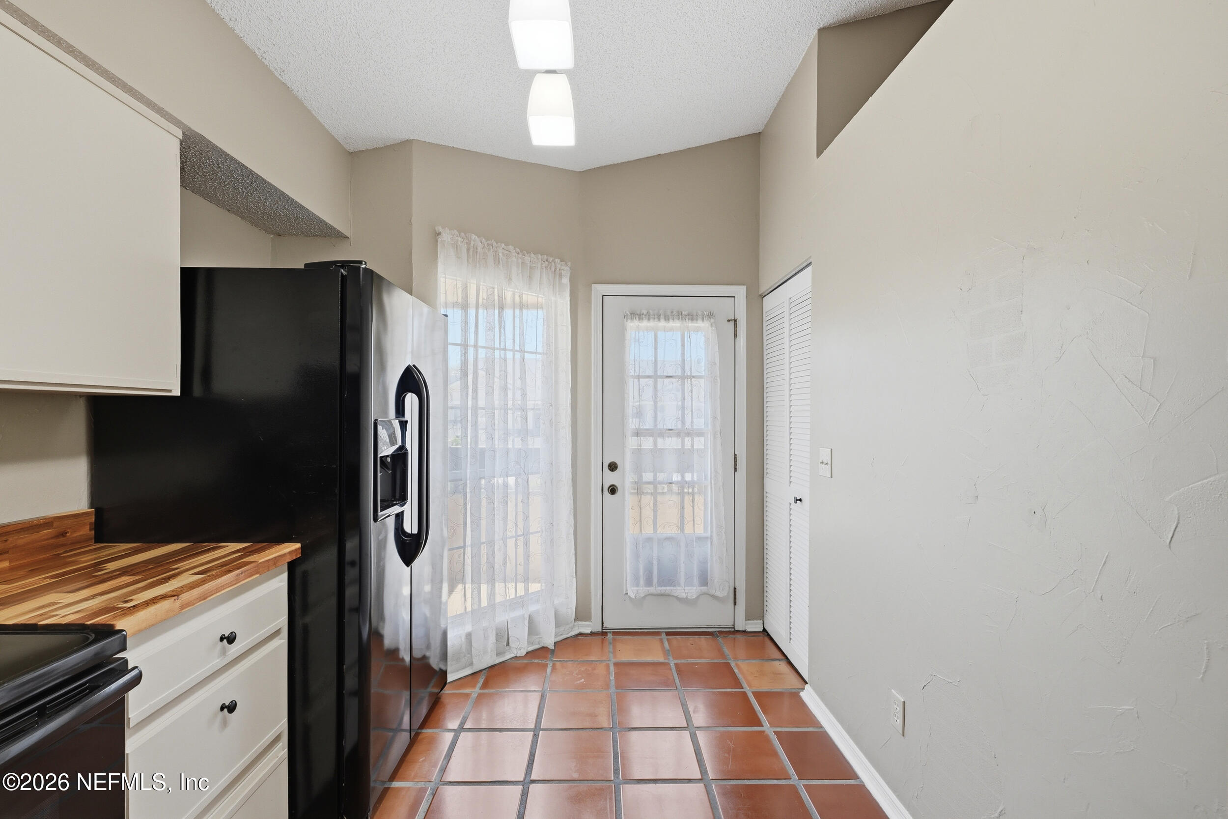 504 Tournament Road Ponte Vedra Beach, FL 32082 - Photo 7 of 52 Screened deck off kitchen