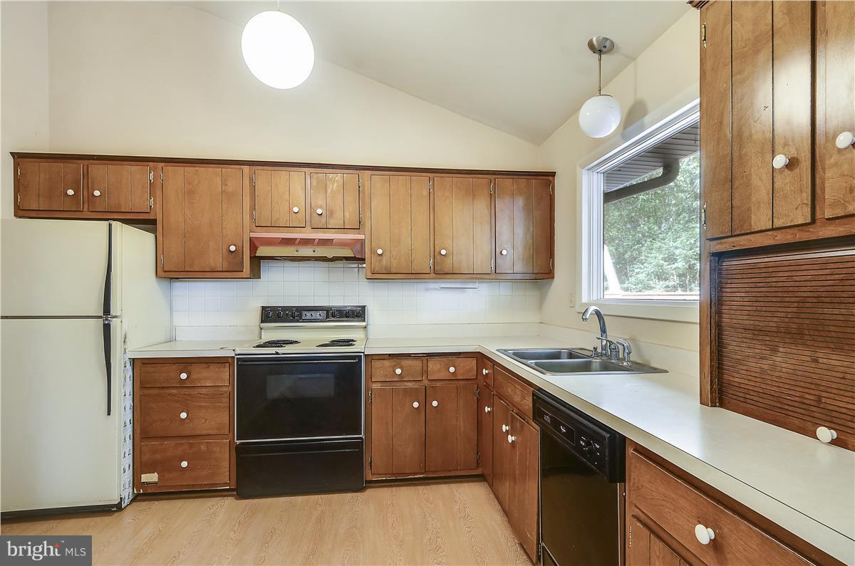 22709 Frederick Road Clarksburg, MD 20871 - Photo 4 of 18 Kitchen