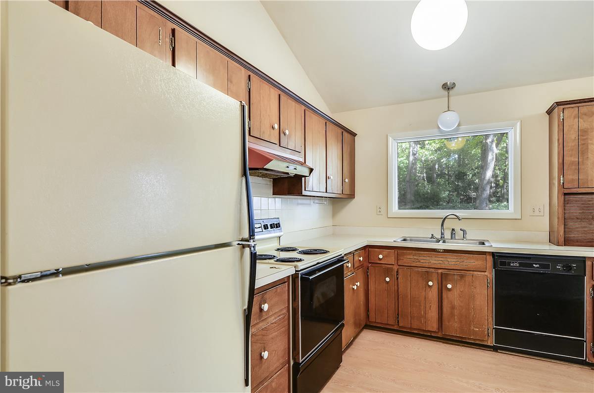 22709 Frederick Road Clarksburg, MD 20871 - Photo 5 of 18 Kitchen