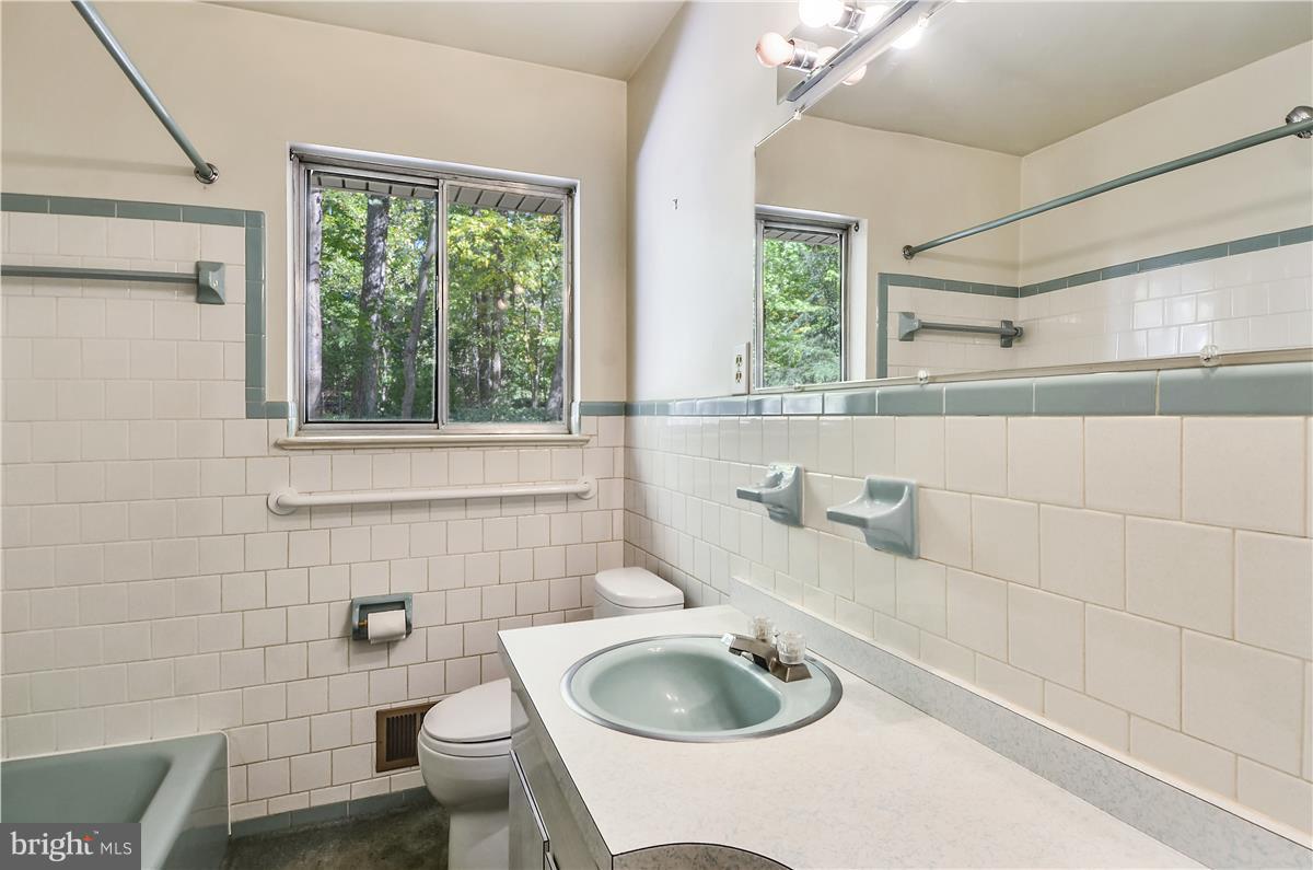 22709 Frederick Road Clarksburg, MD 20871 - Photo 10 of 18 Main floor full bath