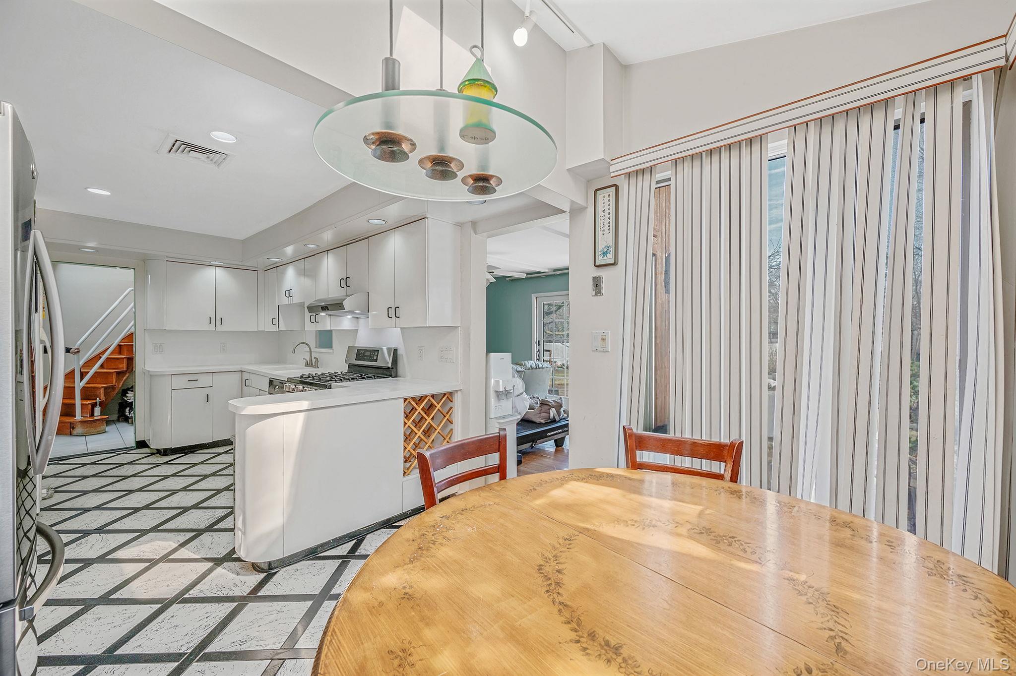 61 Southgate Road Valley Stream, NY 11581 - Photo 12 of 47