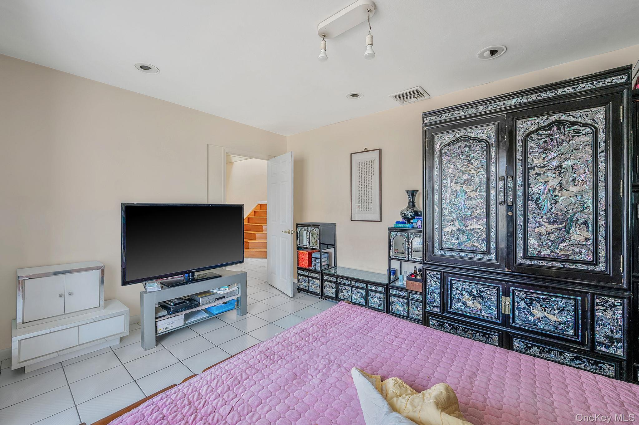 61 Southgate Road Valley Stream, NY 11581 - Photo 17 of 47