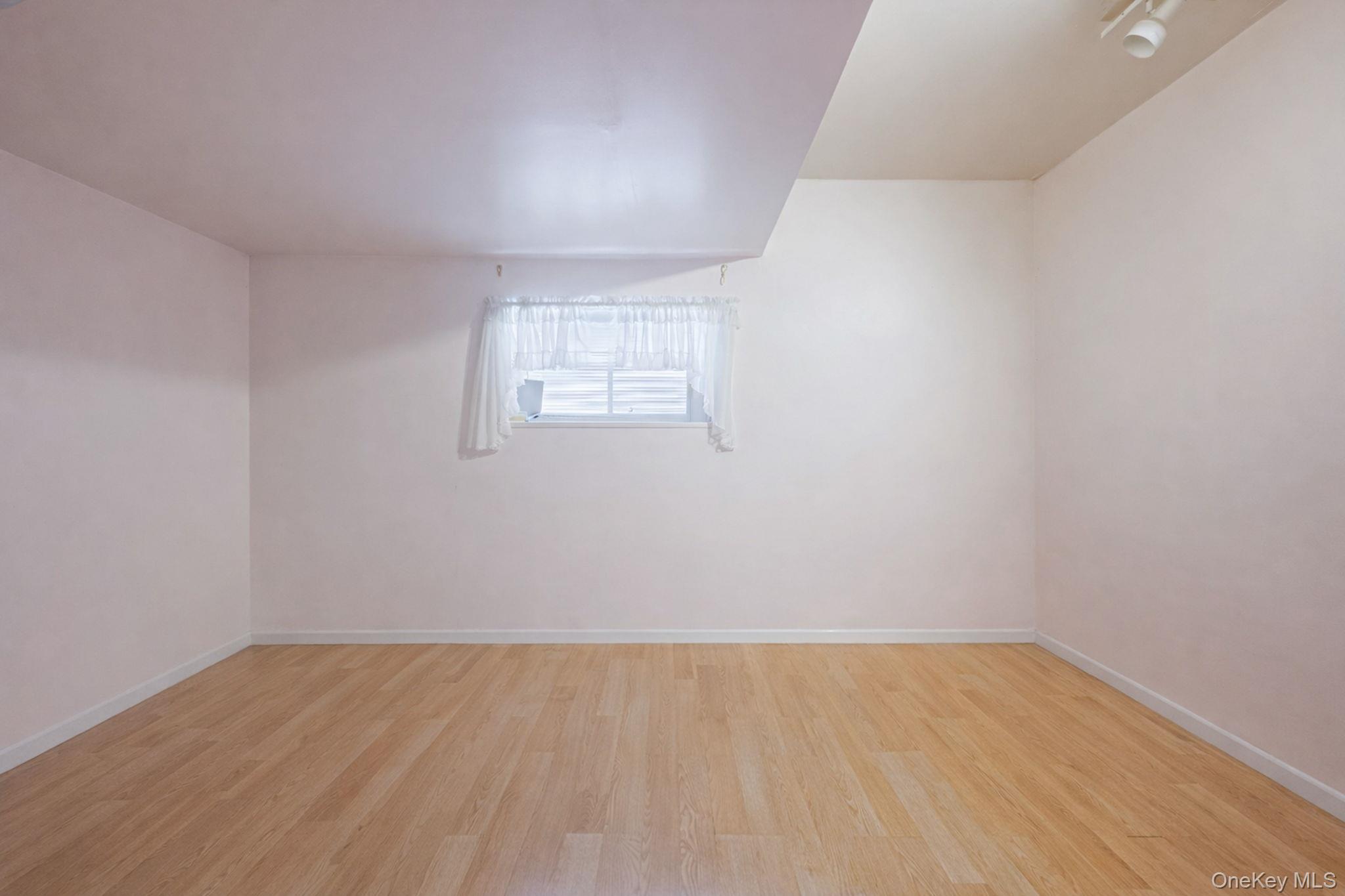 61 Southgate Road Valley Stream, NY 11581 - Photo 20 of 47