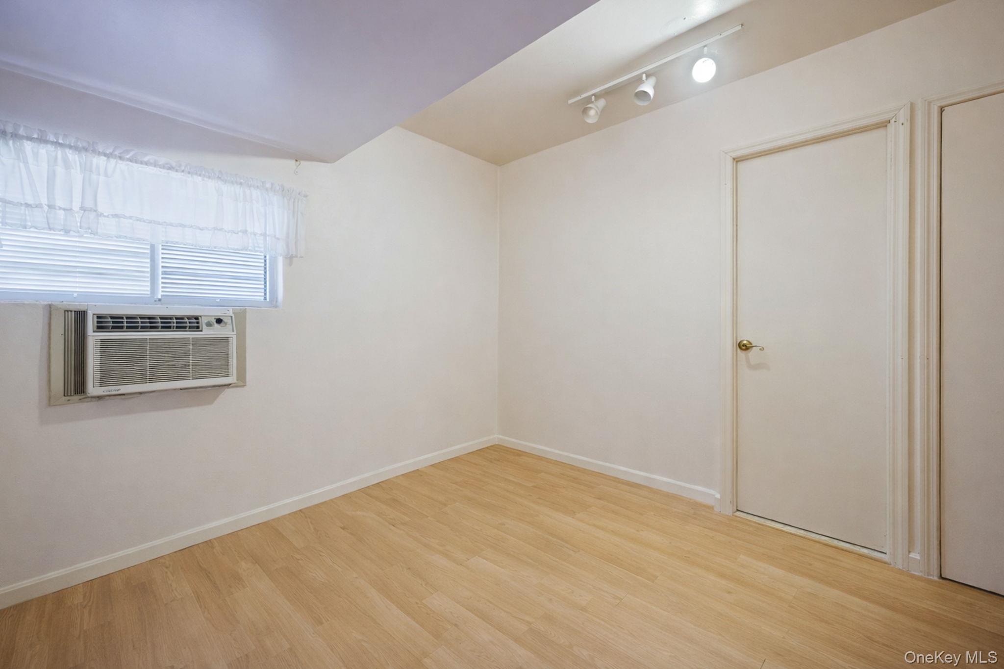 61 Southgate Road Valley Stream, NY 11581 - Photo 21 of 47