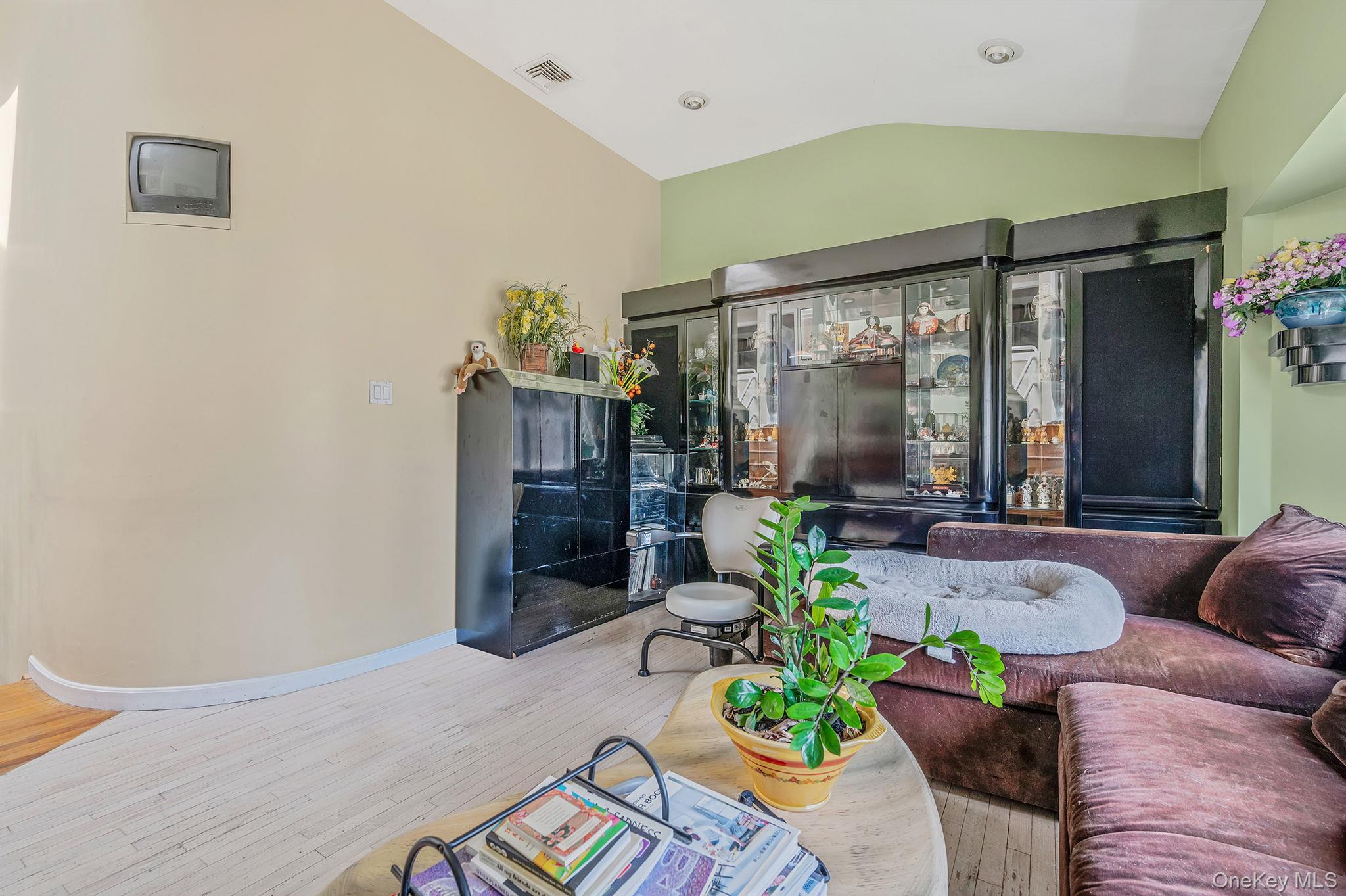 61 Southgate Road Valley Stream, NY 11581 - Photo 23 of 47