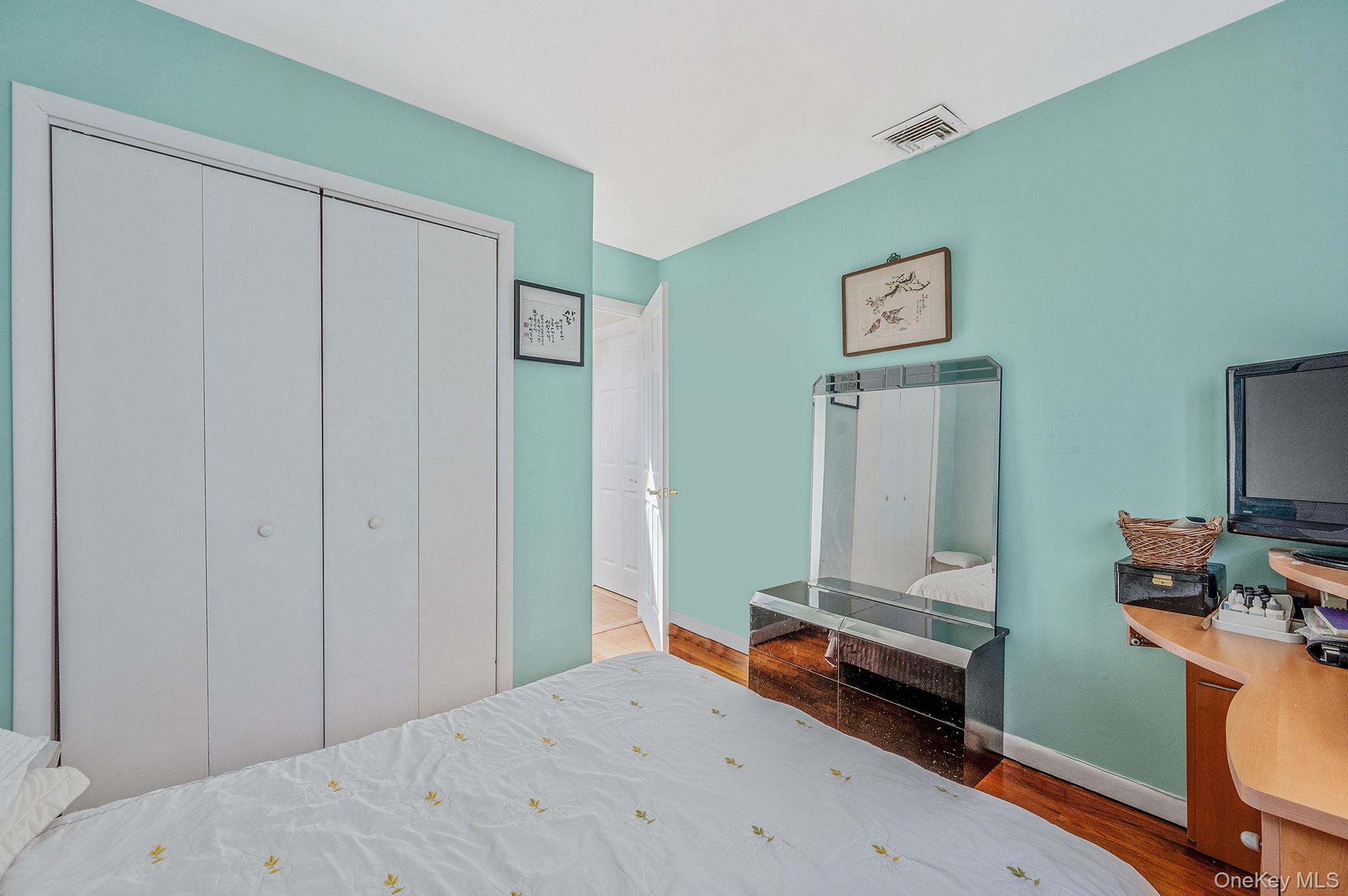 61 Southgate Road Valley Stream, NY 11581 - Photo 30 of 47