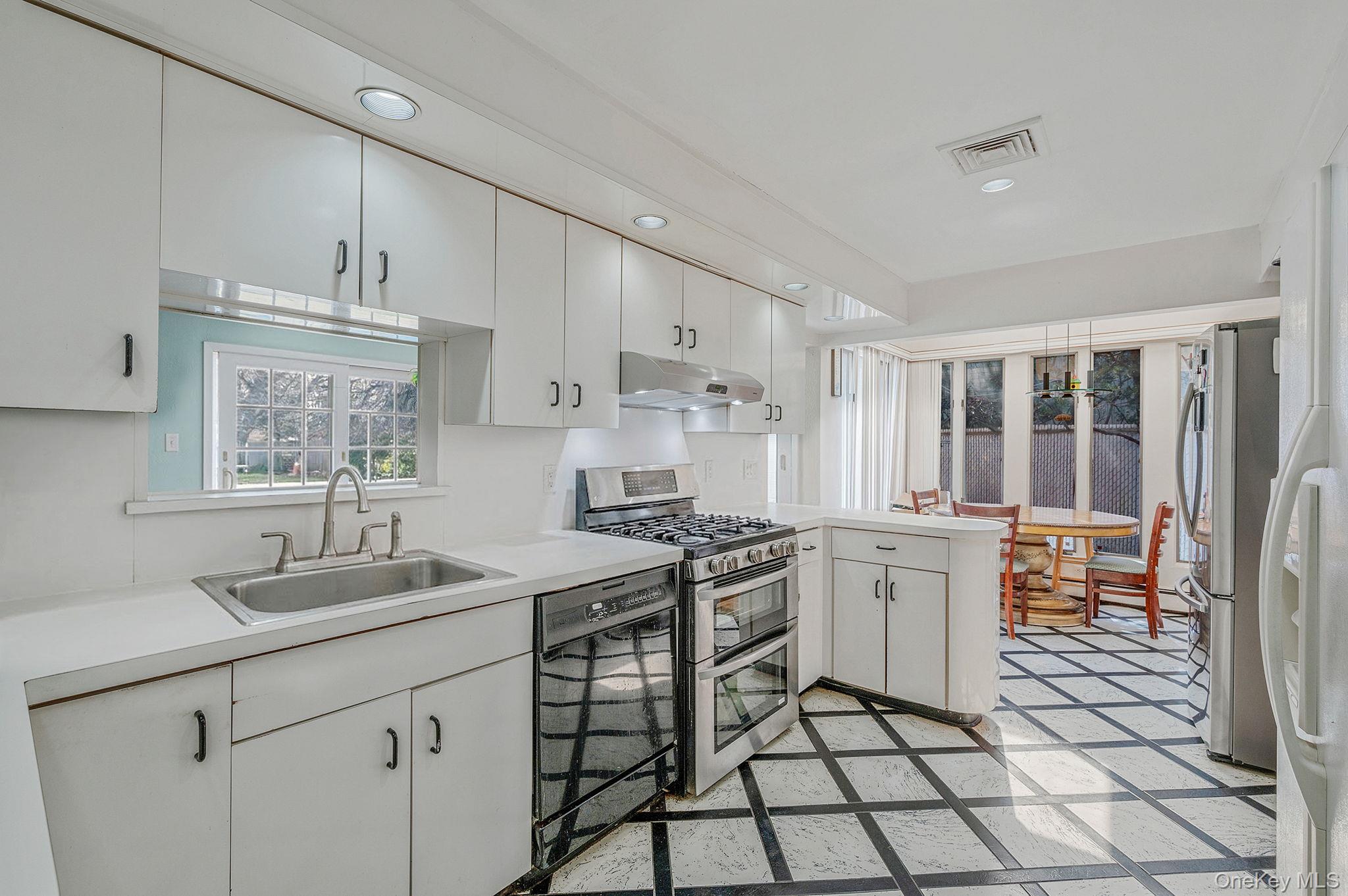 61 Southgate Road Valley Stream, NY 11581 - Photo 7 of 47