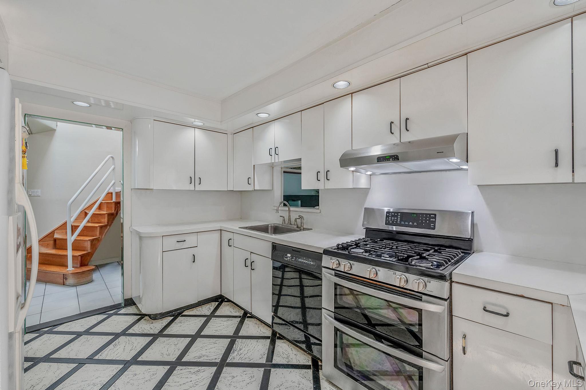 61 Southgate Road Valley Stream, NY 11581 - Photo 9 of 47