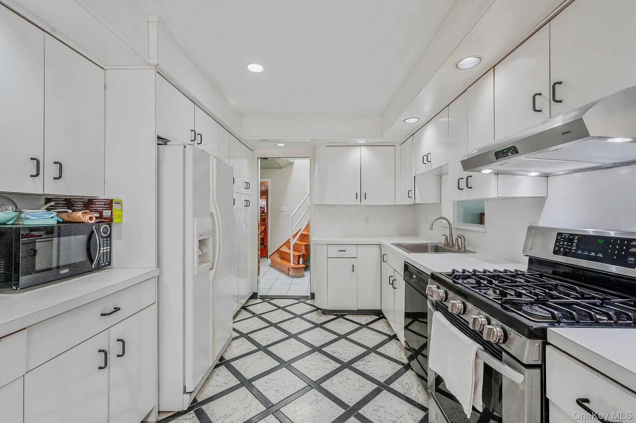 61 Southgate Road Valley Stream, NY 11581 - Photo 10 of 47