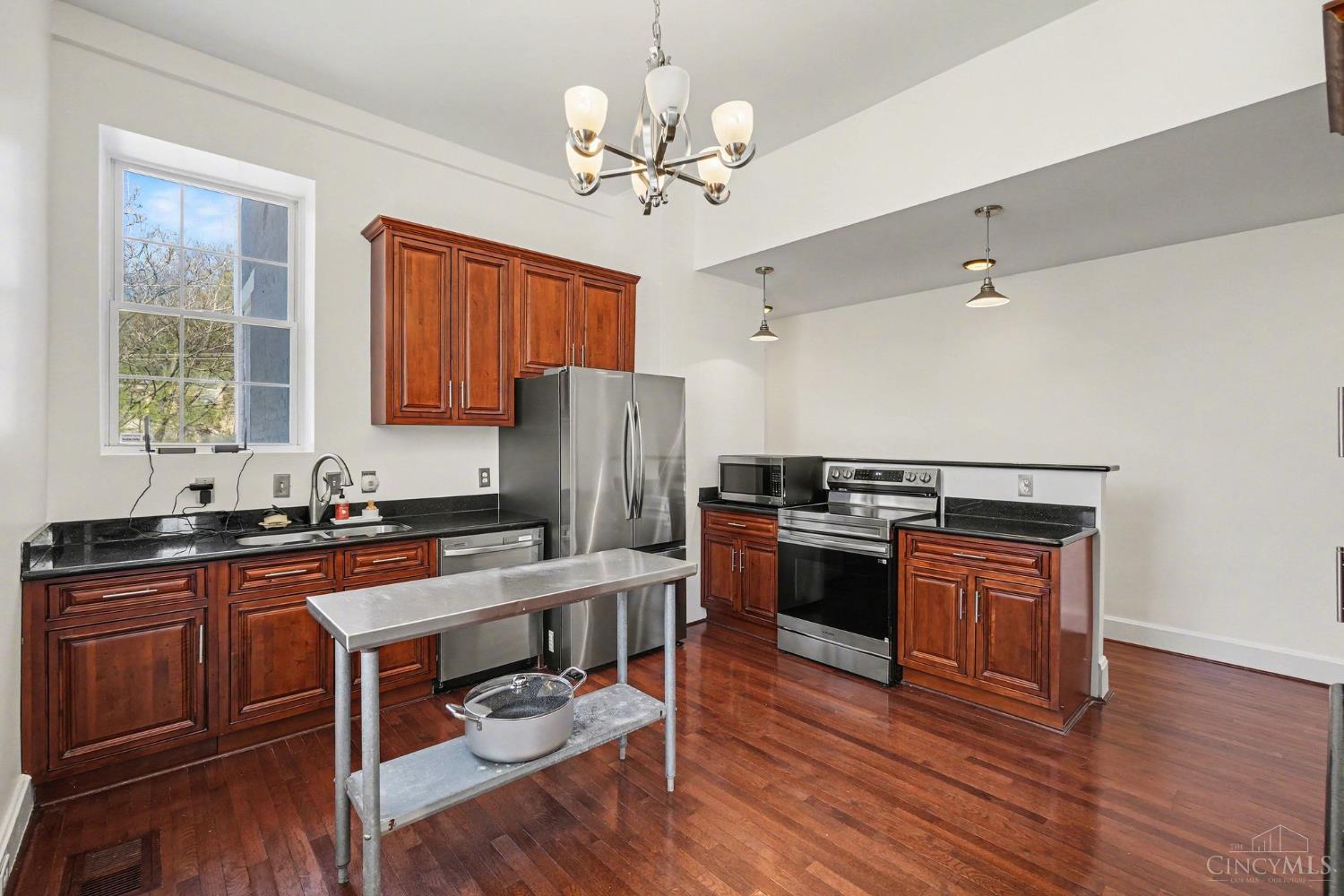 2279 Loth Street Cincinnati, OH 45219 - Photo 10 of 29