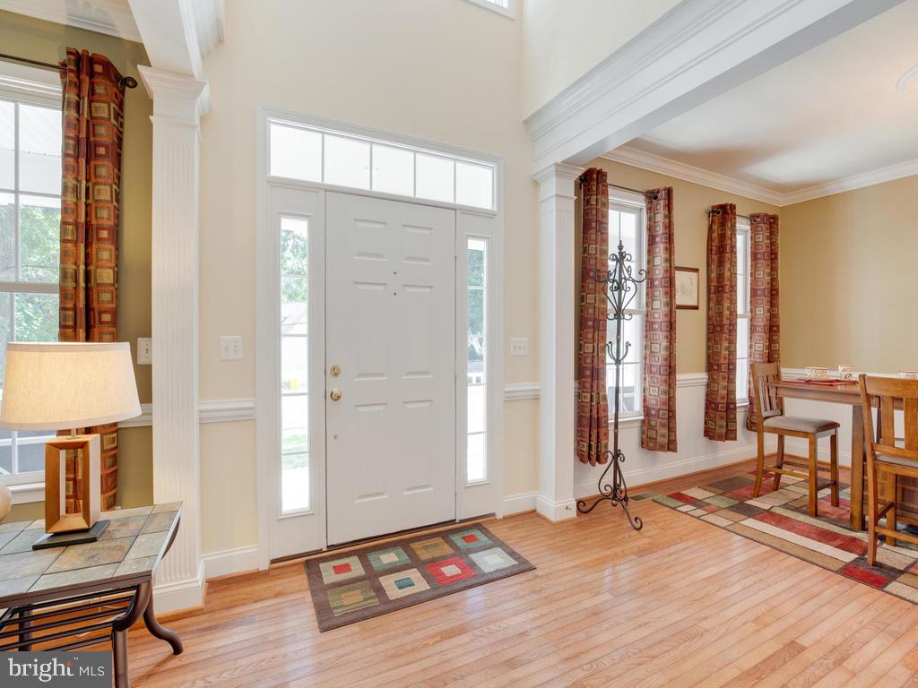 39 Johnson Road Pasadena, MD 21122 - Photo 3 of 41 Entry Foyer