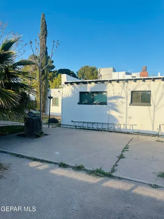 a view of a backyard of the house