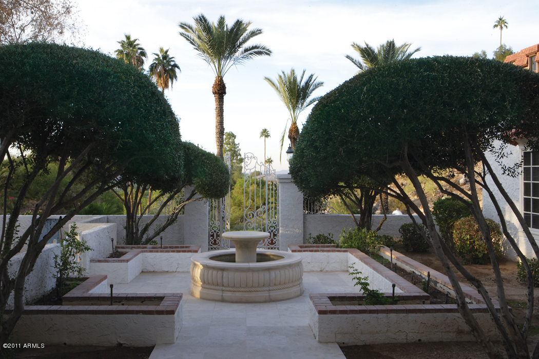 5315 East Paradise Canyon Road Paradise Valley, AZ 85253 - Photo 2 of 17 courtyard