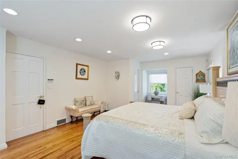 $1,399,000 | 6 Overhill Lane, Roslyn, NY 11576