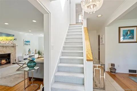 $1,399,000 | 6 Overhill Lane, Roslyn, NY 11576