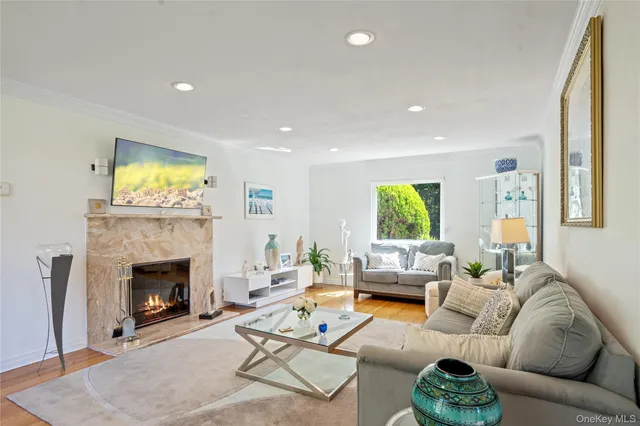 $1,399,000 | 6 Overhill Lane, Roslyn, NY 11576