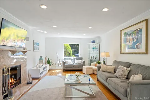 $1,399,000 | 6 Overhill Lane, Roslyn, NY 11576