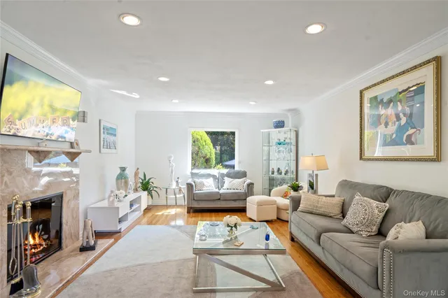 $1,399,000 | 6 Overhill Lane, Roslyn, NY 11576