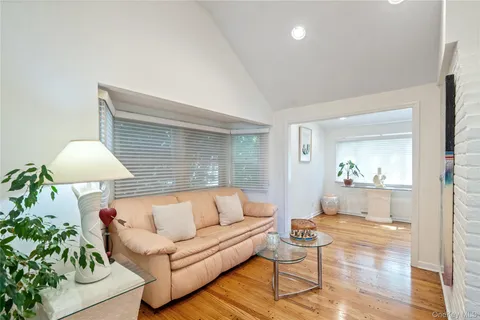 $1,399,000 | 6 Overhill Lane, Roslyn, NY 11576