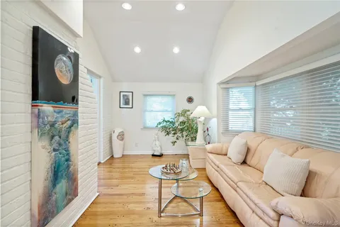 $1,399,000 | 6 Overhill Lane, Roslyn, NY 11576