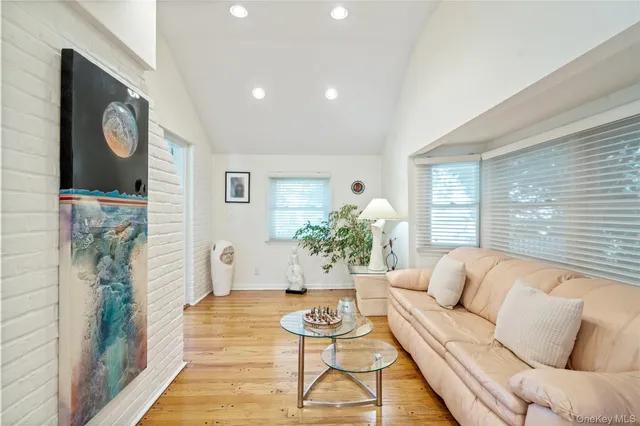 $1,399,000 | 6 Overhill Lane, Roslyn, NY 11576