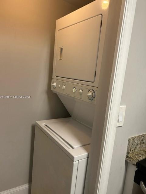 303 Racquet Club Road, Unit 106 Weston, FL 33326 - Photo 3 of 23 a utility room with dryer and washer