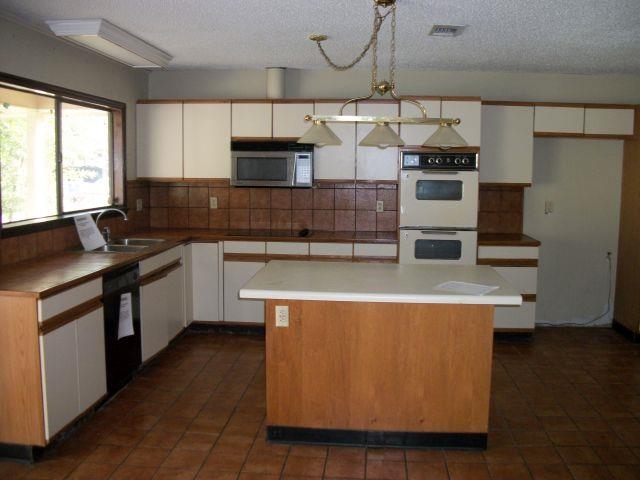 5017 Parkoaks Drive Baton Rouge, LA 70816 - Photo 3 of 3 KITCHEN