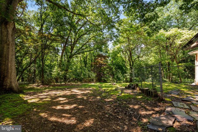 a view of a house with backyard and garden
