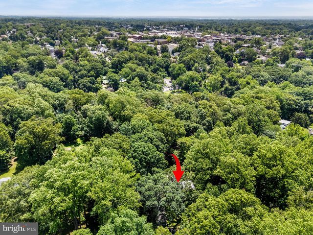 a picture of floor with a white wall and a painting