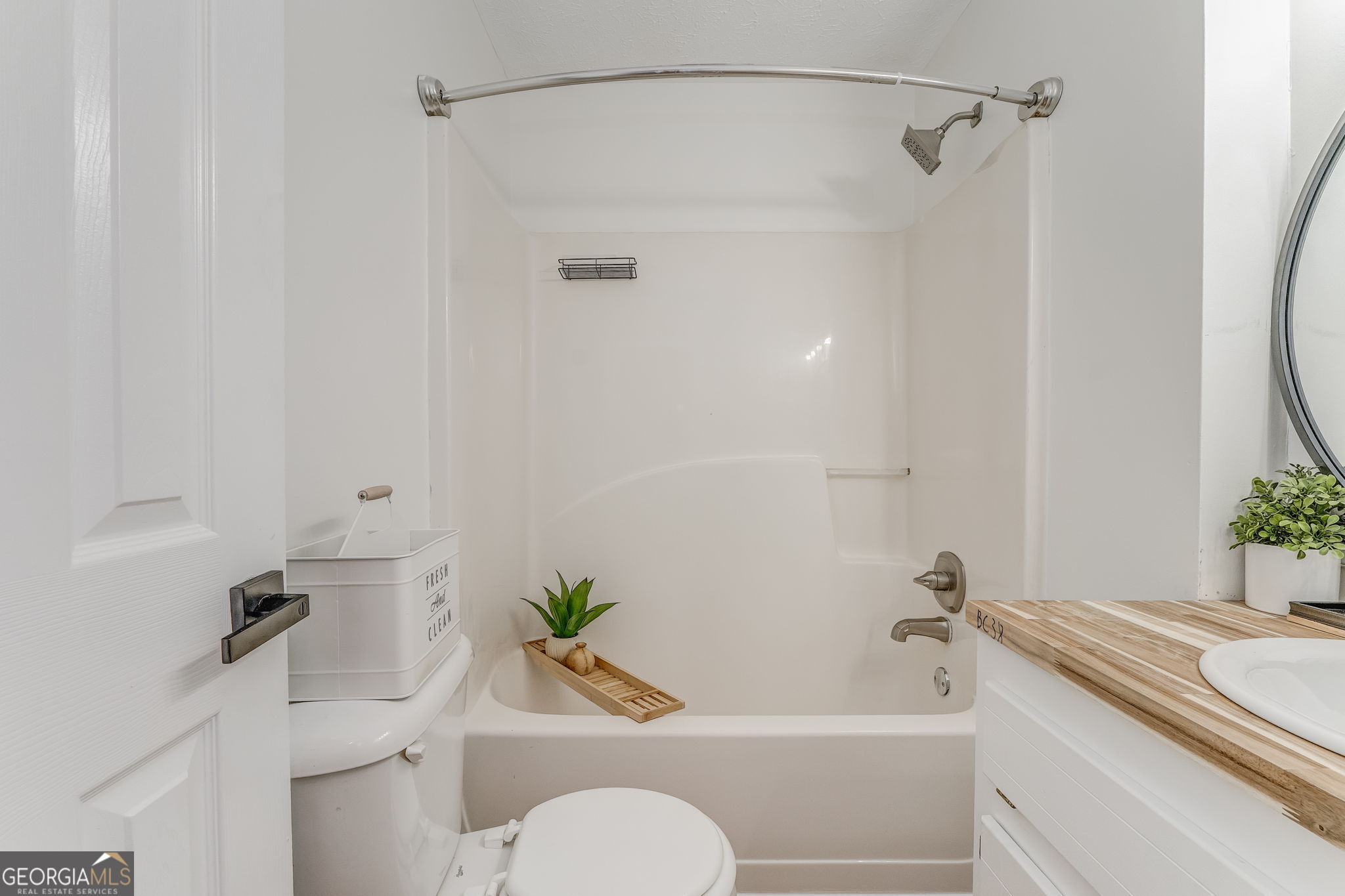 728 Hutto Road Cedartown, GA 30125 - Photo 25 of 40 a bathroom with a sink a toilet and a bathtub