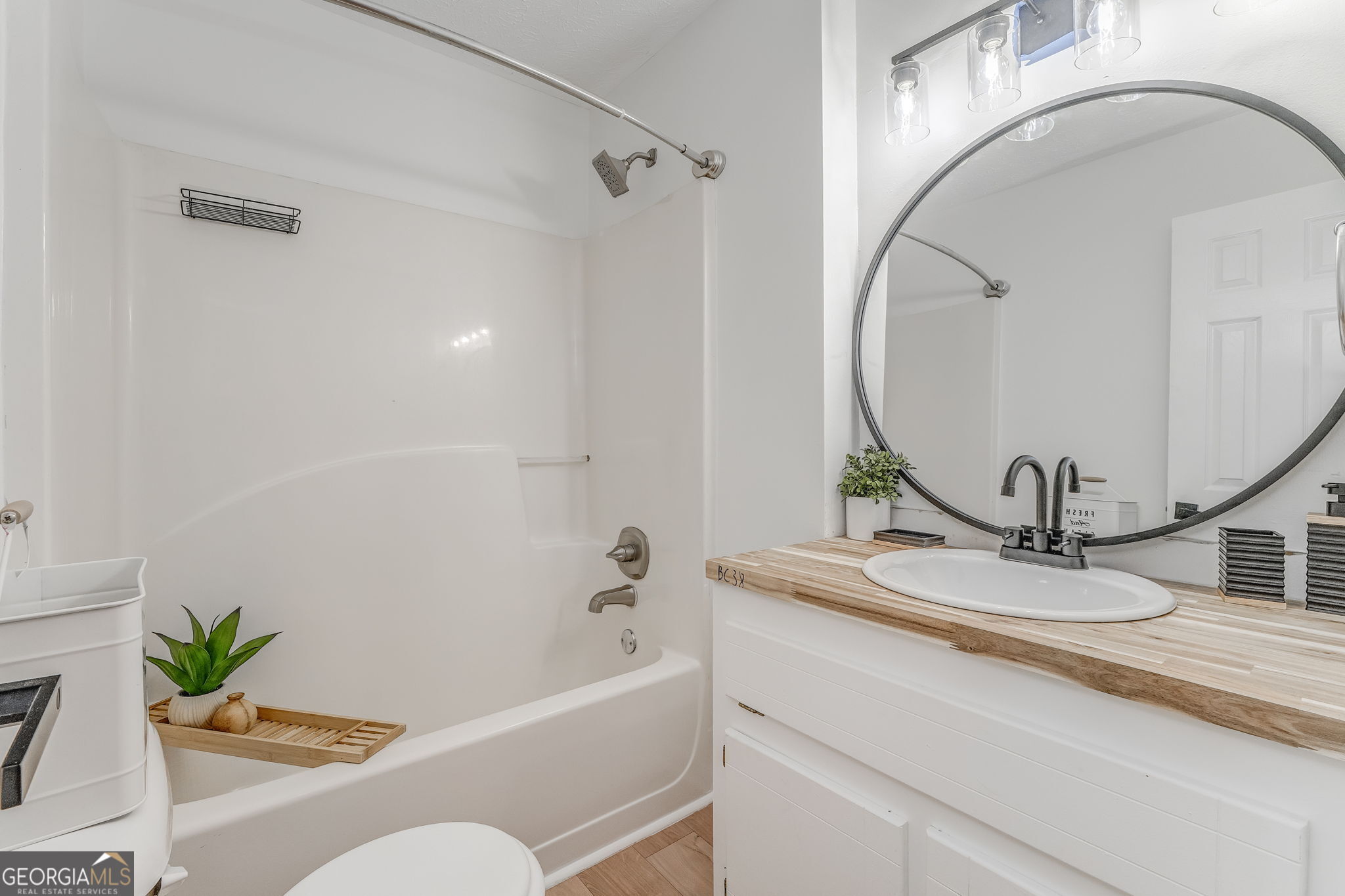 728 Hutto Road Cedartown, GA 30125 - Photo 26 of 40 a bathroom with a sink a bathtub and a mirror