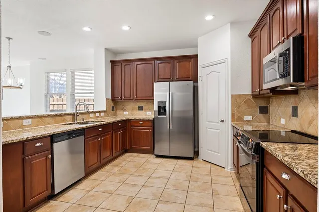 $375,500 | 498 Jefferson Lane, Lake Dallas, TX 75065