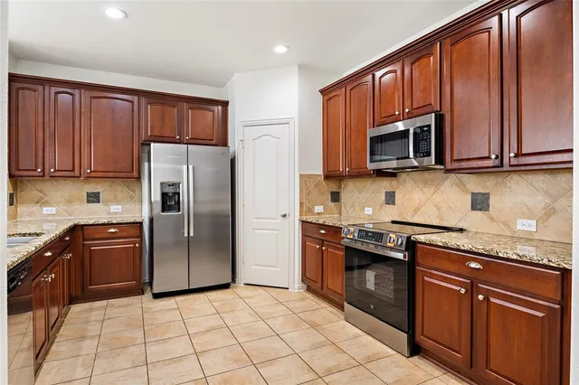 $375,500 | 498 Jefferson Lane, Lake Dallas, TX 75065