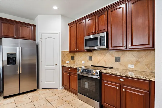 $375,500 | 498 Jefferson Lane, Lake Dallas, TX 75065