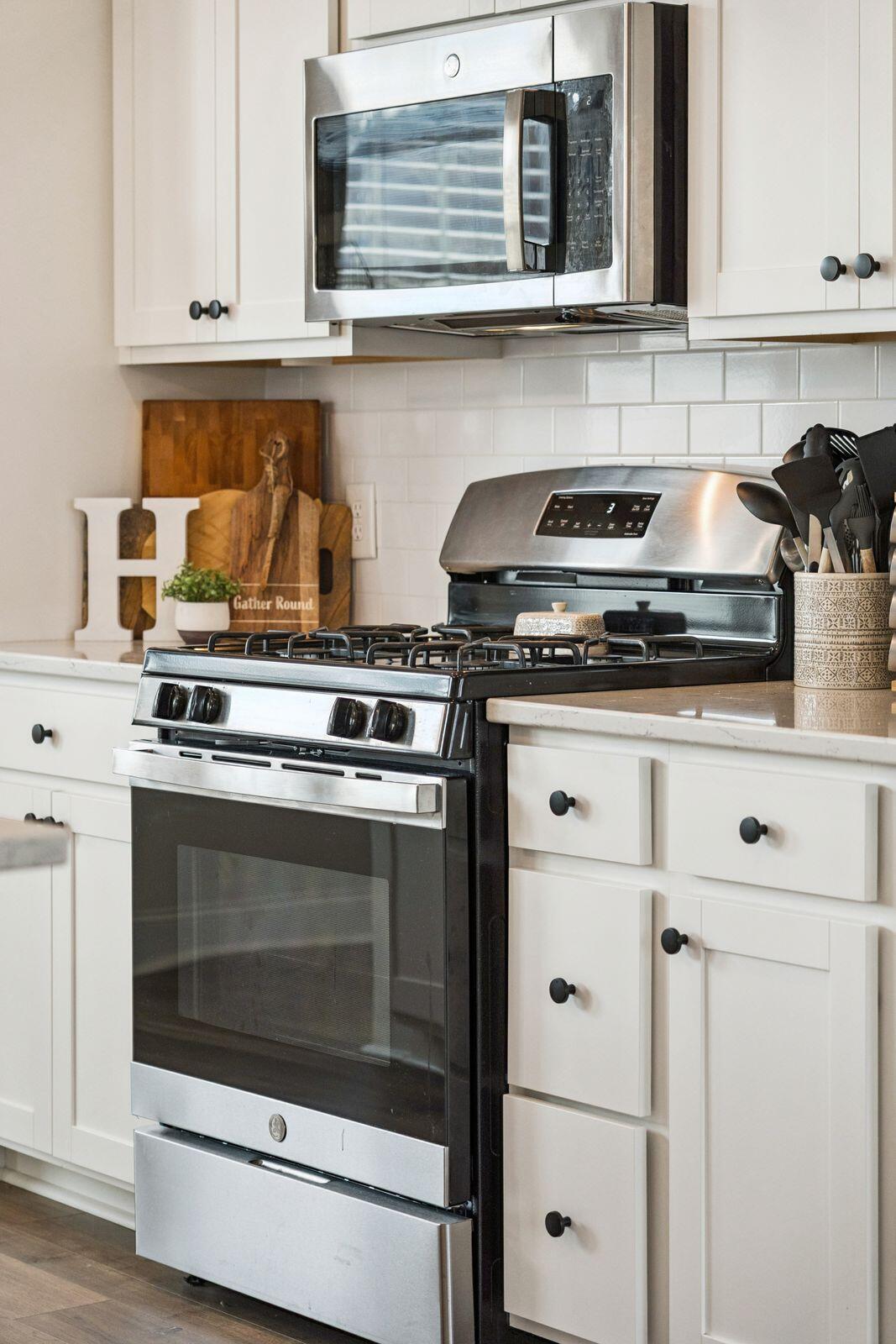 403 North Commodore Way Summerville, SC 29483 - Photo 11 of 54 Gas Range